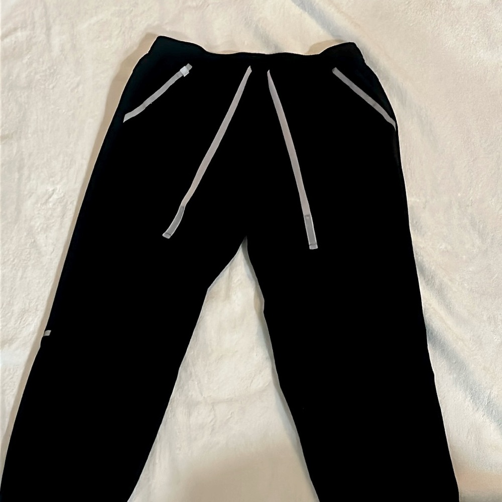 FIGS Men’s Tansen Joggers Hi-Vis Black, MEDIUM